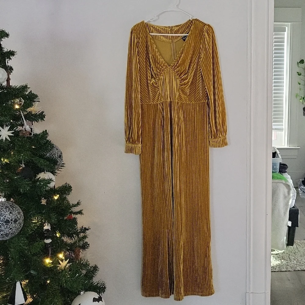 Elegant Gold Pleated Dress - Picture 8 of 8